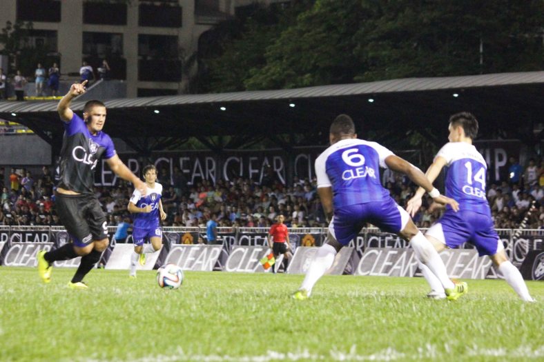 TEAM PHIL’s Matthew Hartmann gets inside of TEAM JAMES defense. THE CLEAR DREAM MATCH was held at the sold out University of Makati Stadium last June 7, 2014. Photo by Jude Bautista 
