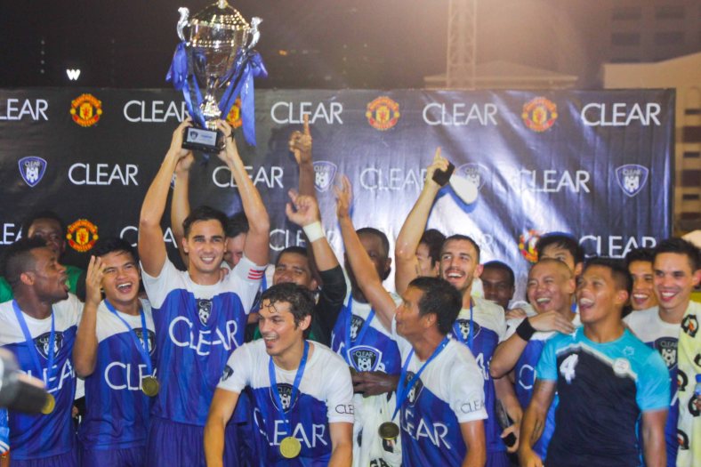 James Younghusband lifts the CEAR DEAM MATCH Trophy after a tough series. THE CLEAR DREAM MATCH was held at the sold out University of Makati Stadium last June 7, 2014. Photo by Jude Bautista