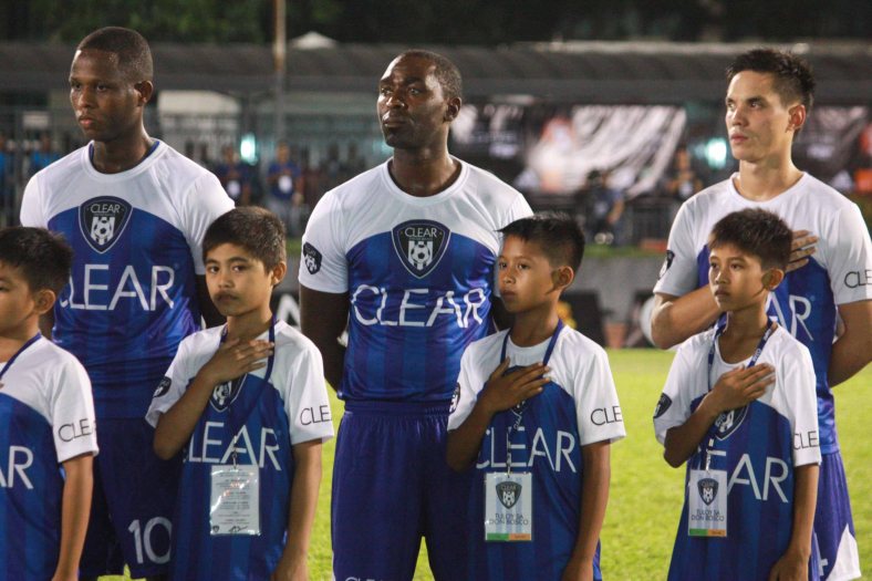 TEAM JAMES Players from left: Izzo El Habib, Andy Cole and Simon Greatwich with kids from Tuloy Foundation. Ticket sales of the CLEAR DREAM MATCH benefitted the Tuloy Foundation founded by DON BOSCO, which aims to help street kids be integrated to mainstream society.
